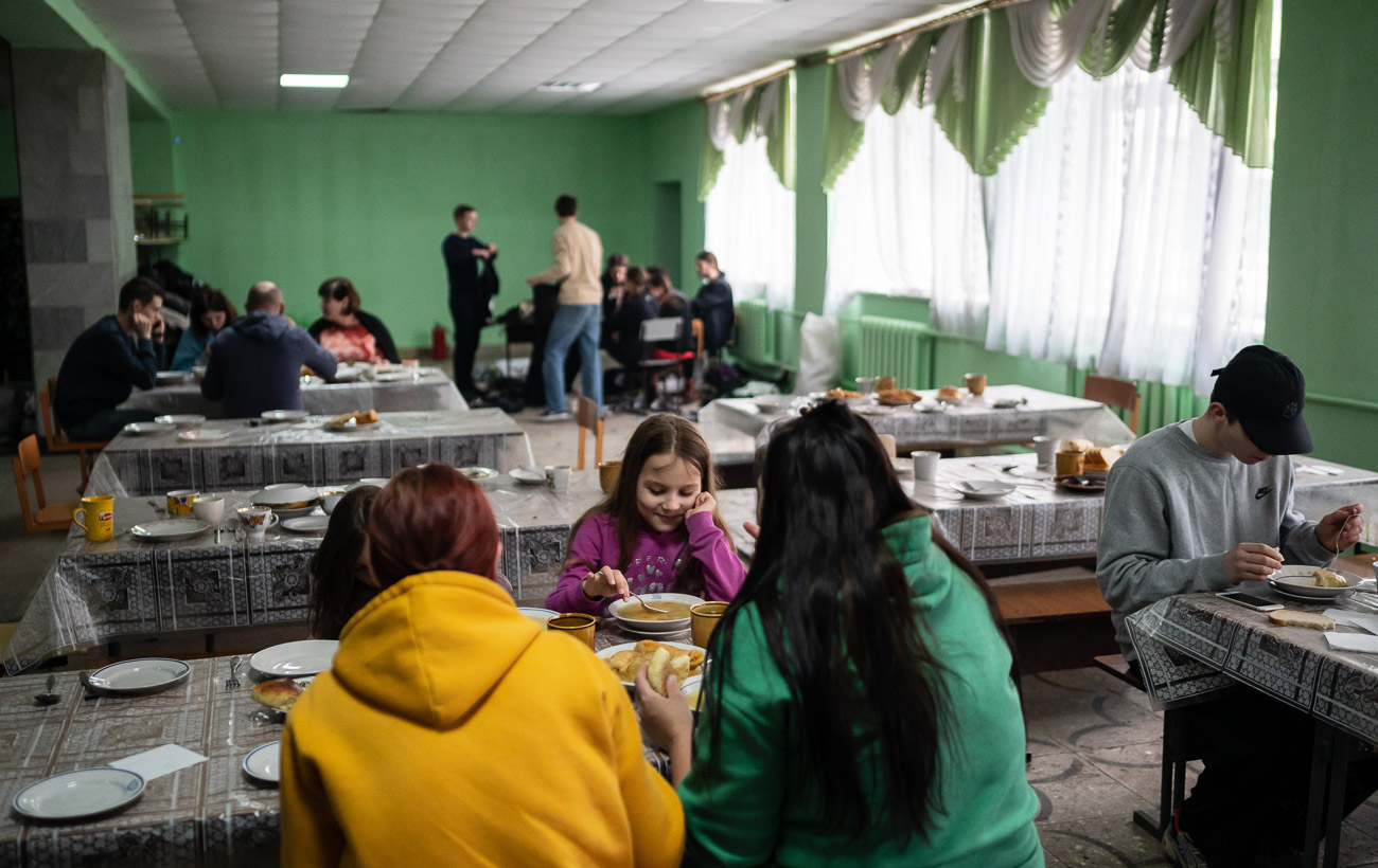 Пенсионерам и многодетным. Какую помощь платят переселенцам в Украине